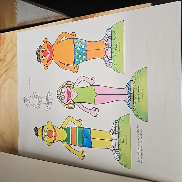 Sesame Street paper doll Golden book - Picture 9 of 14